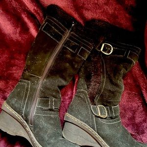woman/ teen black winter wedge boot with fur inside size 7.5